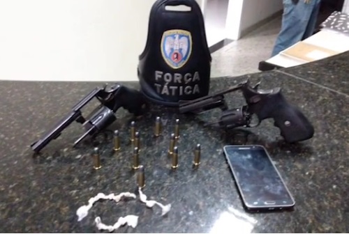 Dois detidos e arma e droga apreendidas no Pó do Shell