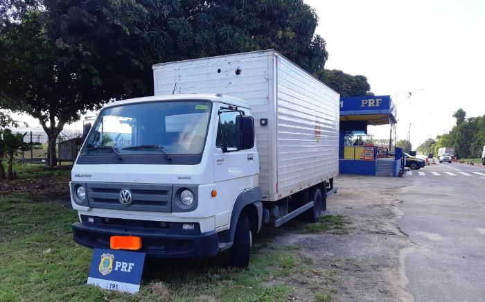 BR-101, Linhares: PRF recupera carro roubado e leva dois suspeitos à delegacia