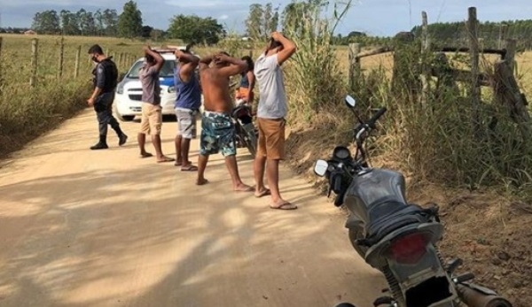 Dois conduzidos, e revólver e cocaína apreendidos no interior de Linhares