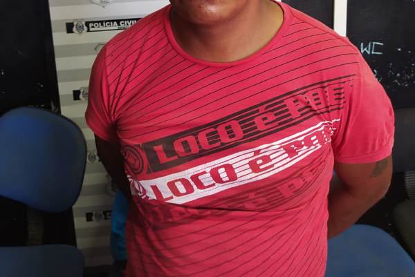 PM flagra homem com calça nos joelhos e criança nua dentro de carro