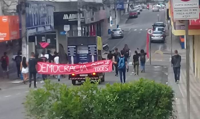 Manifesto contra Bolsonaro: Leitor ouve palavrão e diz: Não precisa disso