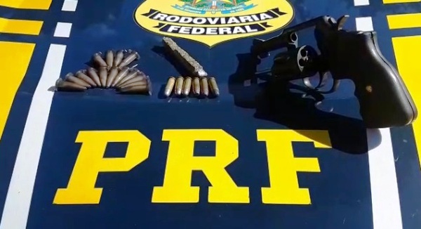 PRF prende mulher com arma, maconha e 15 pinos de cocaína na BR 101