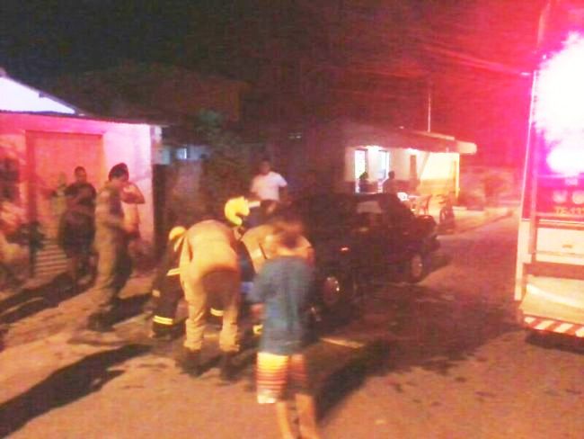 Susto: carro pega fogo no bairro Interlagos