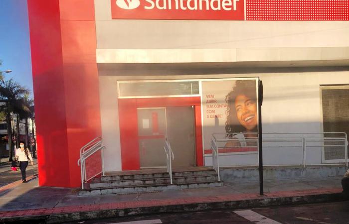 Muita fumaça dentro de agência bancária em Linhares