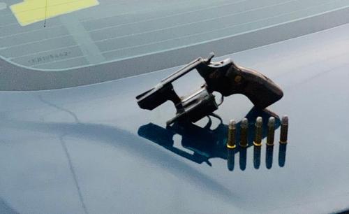 PRF: Condutor de Amarok é flagrado com revólver na cintura em Linhares 