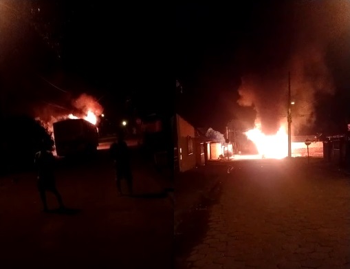 Ônibus é consumido pelo fogo no Centro de Sooretama