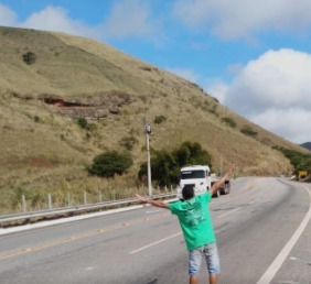 PRF flagra, novamente, menores forçando caminhoneiros a realizarem “quebra de asa” na BR 101