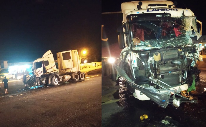 Carreta fica com frente destruída em acidente na BR-101, em Linhares