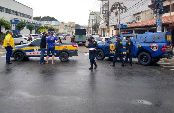 Veículos usados para propaganda de rua são fiscalizados no Centro de Linhares