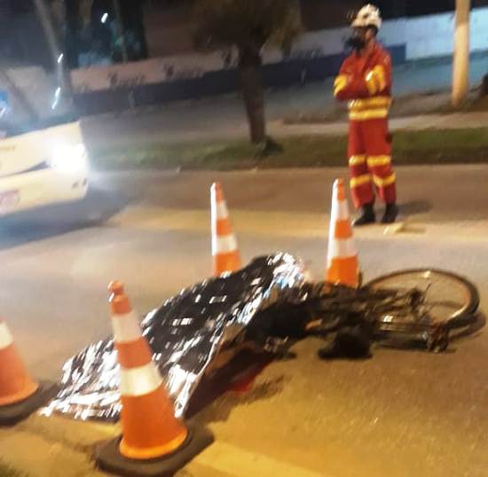 Ciclista morre atropelado por ônibus ao tentar atravessar a BR-101, em Linhares