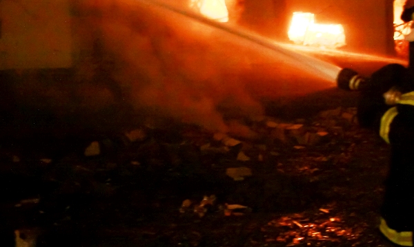 Incêndio em fábrica de gesso assusta moradores do bairro Shell
