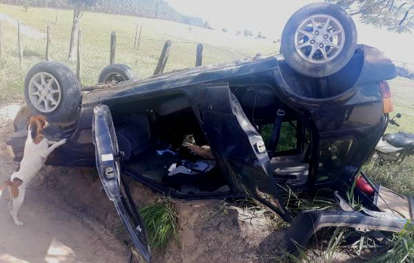 Carro roubado capota próximo ao Patrimônio da Lagoa