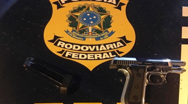 PRF apreende arma de fogo e munições durante fiscalização em Linhares
