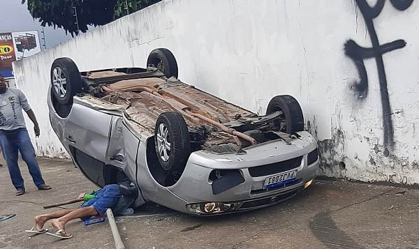 BR-101: Carro capota perto do Trevo do São José