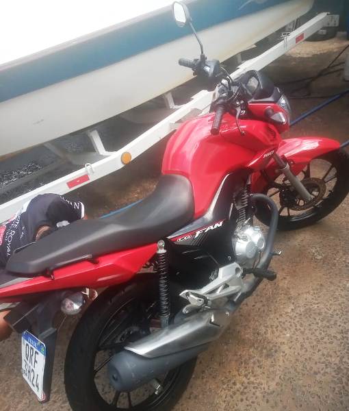 Bandidos obrigam dono descer de moto no sinal da BR-101, em Linhares