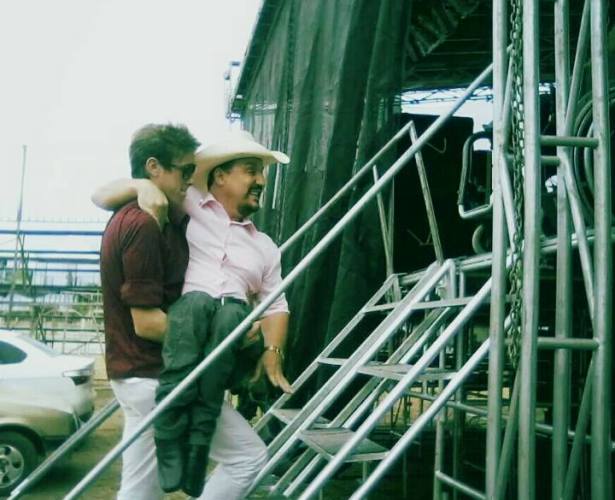Elias Filho carrega Elias Pai para o palco e foto vira sensação na internet
