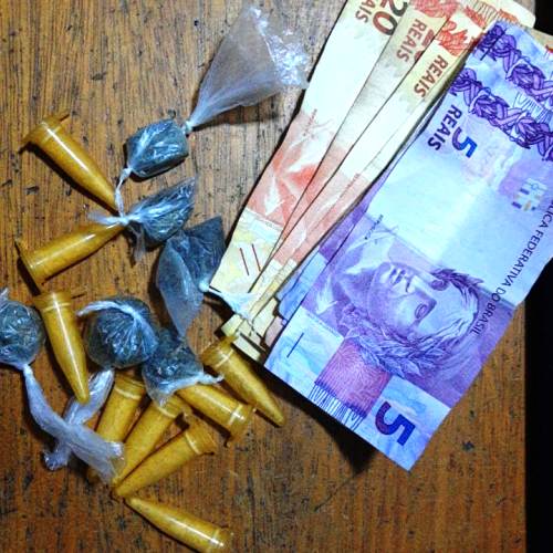 Adolescente é denunciado e aprendido com droga no Movelar