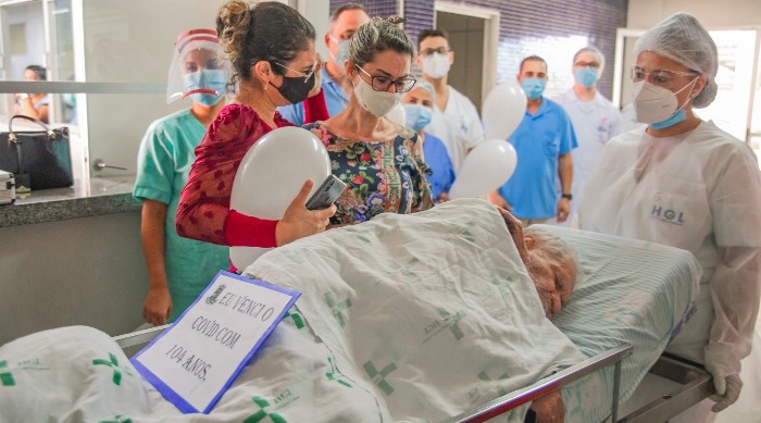Ele tem 104 anos, Mal de Alzheimer, e venceu a Covid-19 no HGL