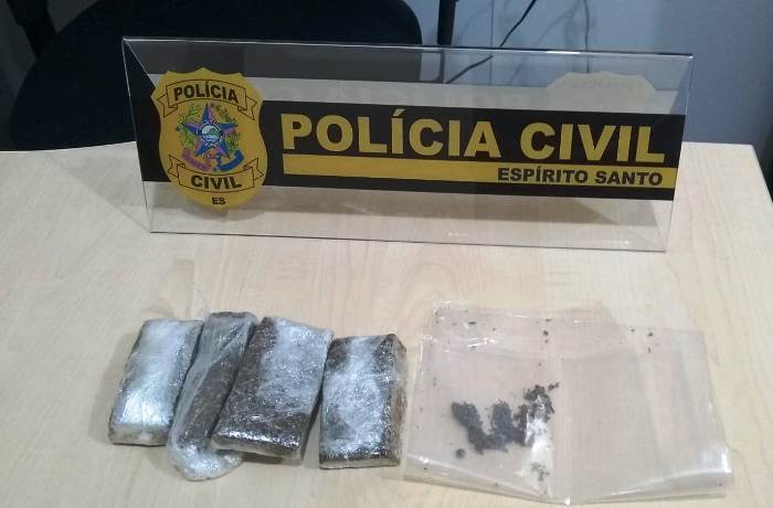 PCs do Denarc prendem dupla que usava barbearia para venda de drogas em Linhares