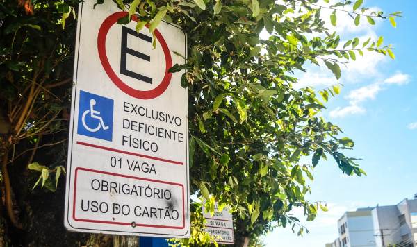 Idoso e deficiente: Departamento Municipal de Trânsito orienta sobre como obter credencial de estacionamento