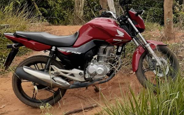 Bandidos entram em barbearia com Bíblia nas mãos, e roubam moto no Linhares 5