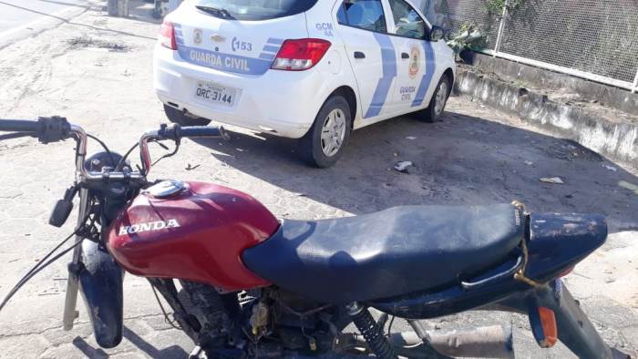 GCM encontra moto depenada em galpão no Araçá