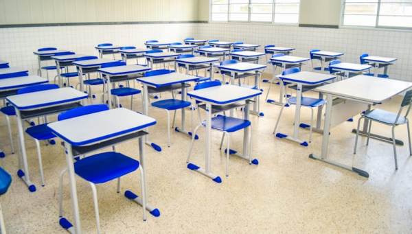 Prefeitura de Linhares inicia a distribuição de mesas e cadeiras para escolas de Ensino Fundamental