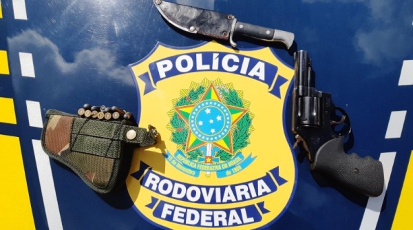 PRF apreende arma e munições na BR 101. Tudo foi levado para a delegacia de Aracruz