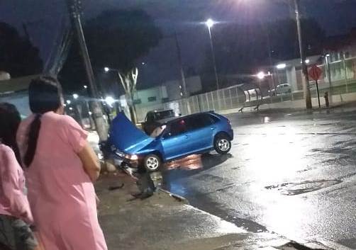 Carro colide em poste na principal avenida do bairro Aviso