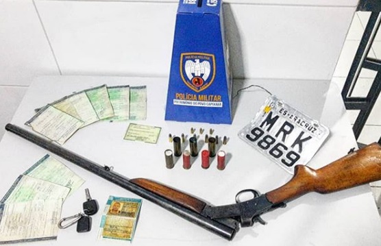 Gol roubado, arma e munições apreendidos em ferro velho, em Linhares