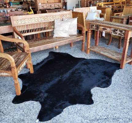 Ladrão estilhaça vidraça e arromba gaveta do caixa de loja no Centro de Linhares