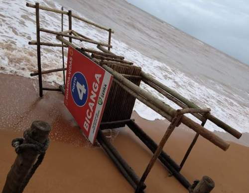 Vento derruba elevado de guarda vidas em praia do ES