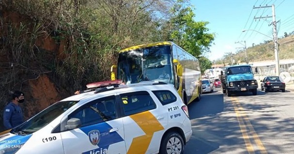 Bandido furta faca, liga moto, furta o veículo e se dá mal ao fugir de ônibus