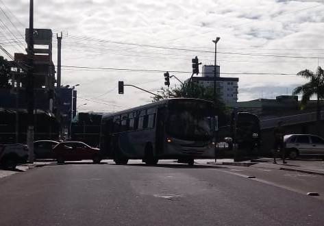 Assaltantes interrompem ligação e roubam celular à luz do dia no Centro de Linhares