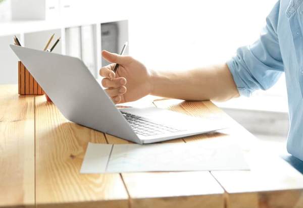 De graça! Fundação Renova oferece 9 mil vagas em cursos de iniciação profissional para jovens