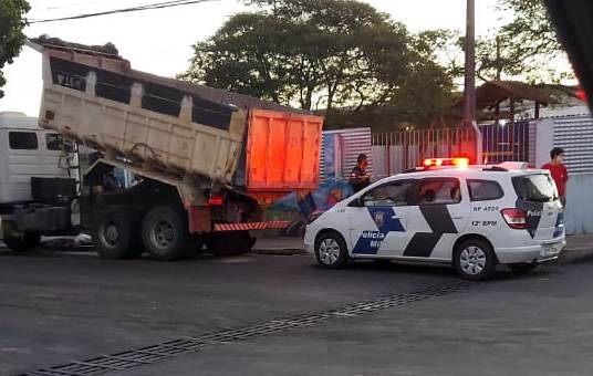 Homem morre na calçada no bairro Juparanã