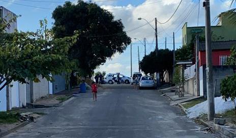 Tiros à luz do dia, e perseguição de carros no Movelar