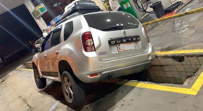 Cenas da cidade: Carro cai em vala de posto de combustíveis em Linhares