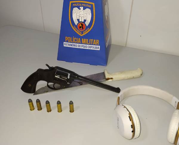 Policiais militares apreendem arma municiada e faca usadas por bandido em roubos em Linhares