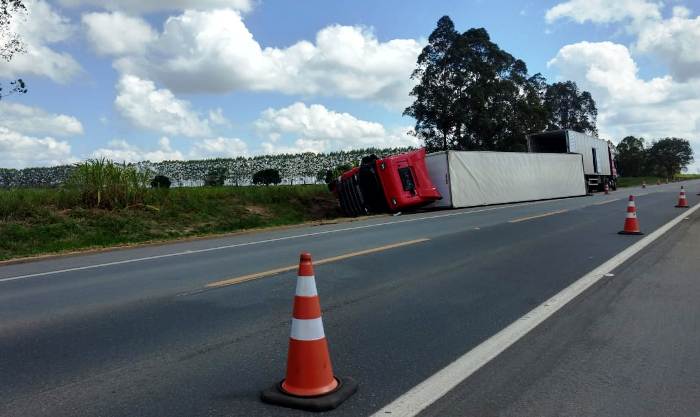 Carreta tomba na BR-101, em Sooretama
