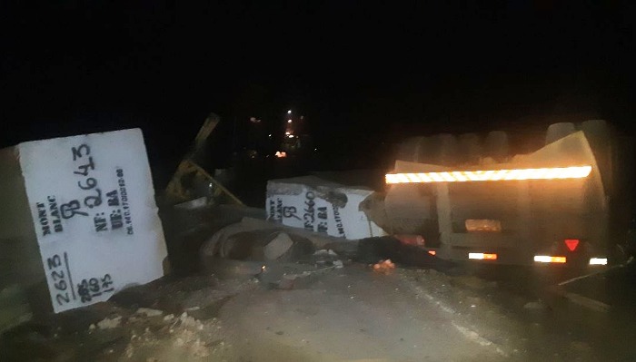 Carreta tomba na 259 e condutor sai ferido