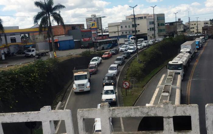 Trânsito lento: Dia de pare e siga na BR-101, em Linhares