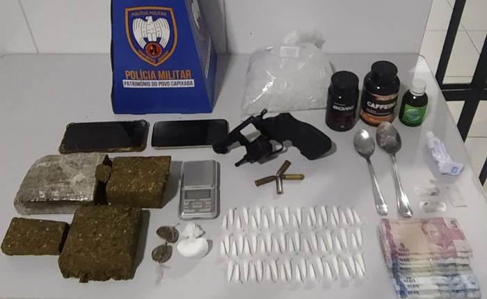 PM apreende muita droga, arma e munições em ação com troca de tiros no São José