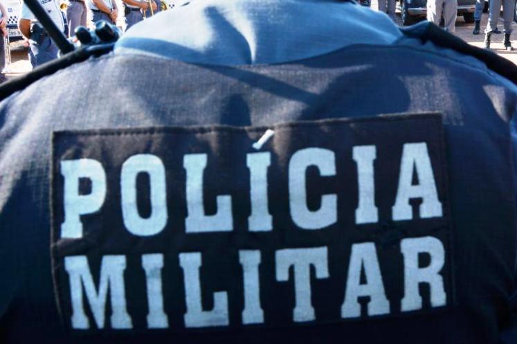 Bandido encurralado peita PMs e sai ferido no Santa Cruz. Três pés de maconha foram apreendidos