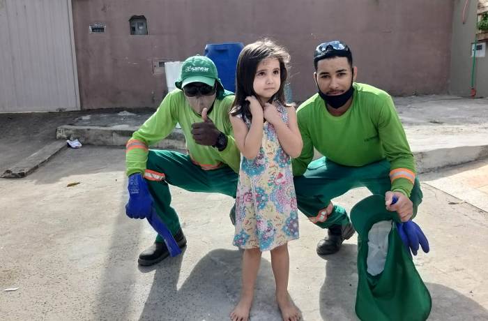 Garotinha de Linhares faz 4 anos, e pede foto com garis de presente de aniversário