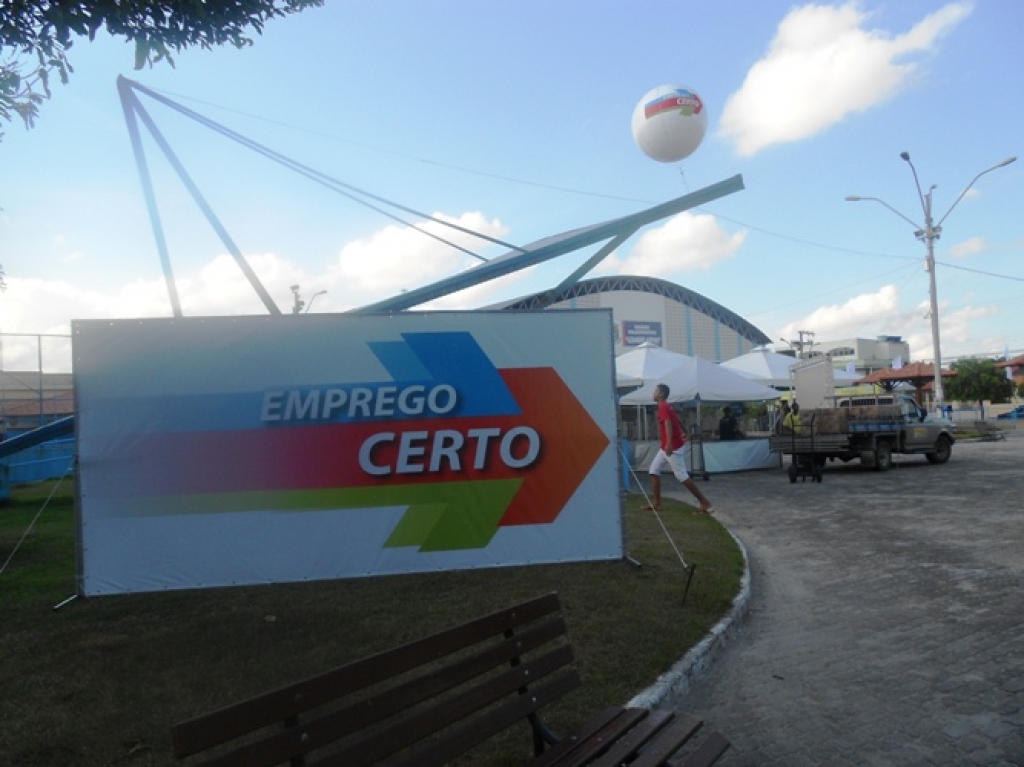 Mais de mil empregos: movimentação intensa na agência do Sine e na Praça do Conceição