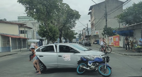 Carro de aplicativo e moto se envolvem em acidente no Interlagos
