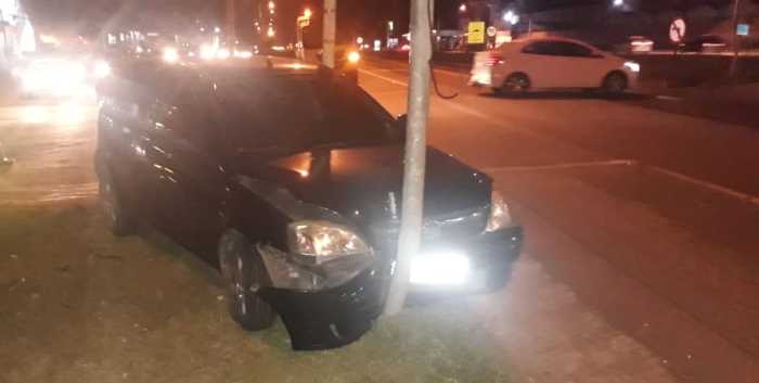 Corsa bate em poste de semáforo na BR-101 em Linhares