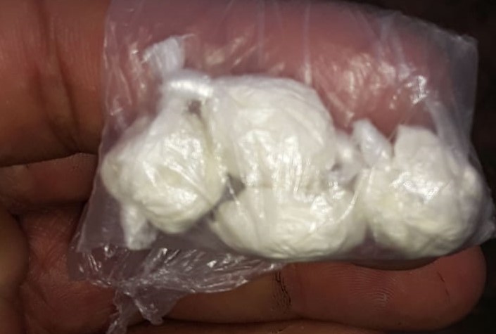 Leitor acha papelotes de cocaína a caminho da igreja, no Aviso