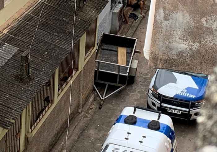 PM apreende armas, munições e pássaros e leva homem para a delegacia de Linhares